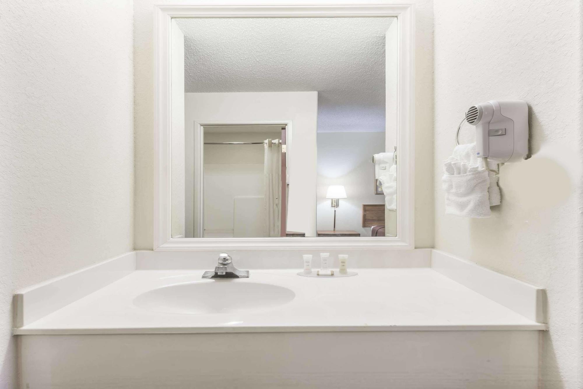 Howard Johnson By Wyndham Iowa La Exterior photo