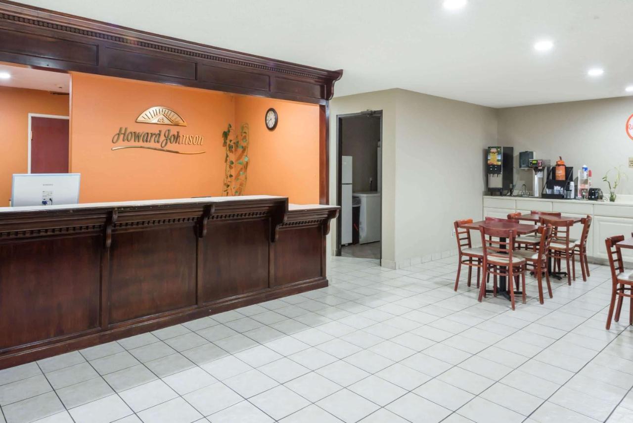 Howard Johnson By Wyndham Iowa La Exterior photo
