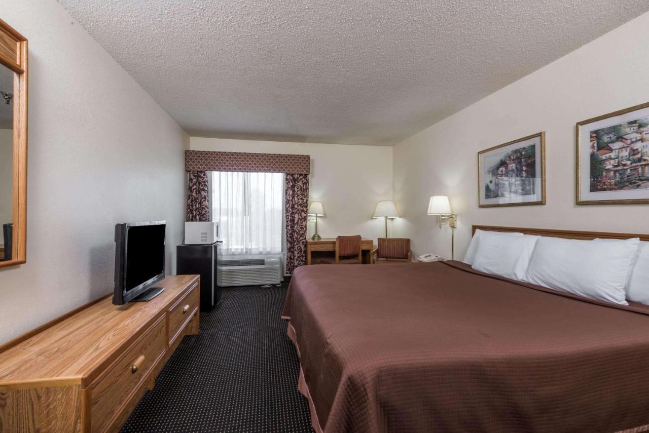 Howard Johnson By Wyndham Iowa La Exterior photo
