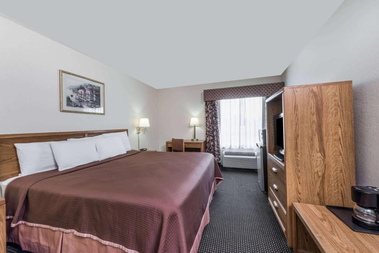 Howard Johnson By Wyndham Iowa La Exterior photo
